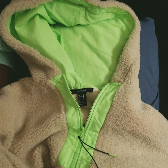 Tan hooded pullover - Picture 3 of 3